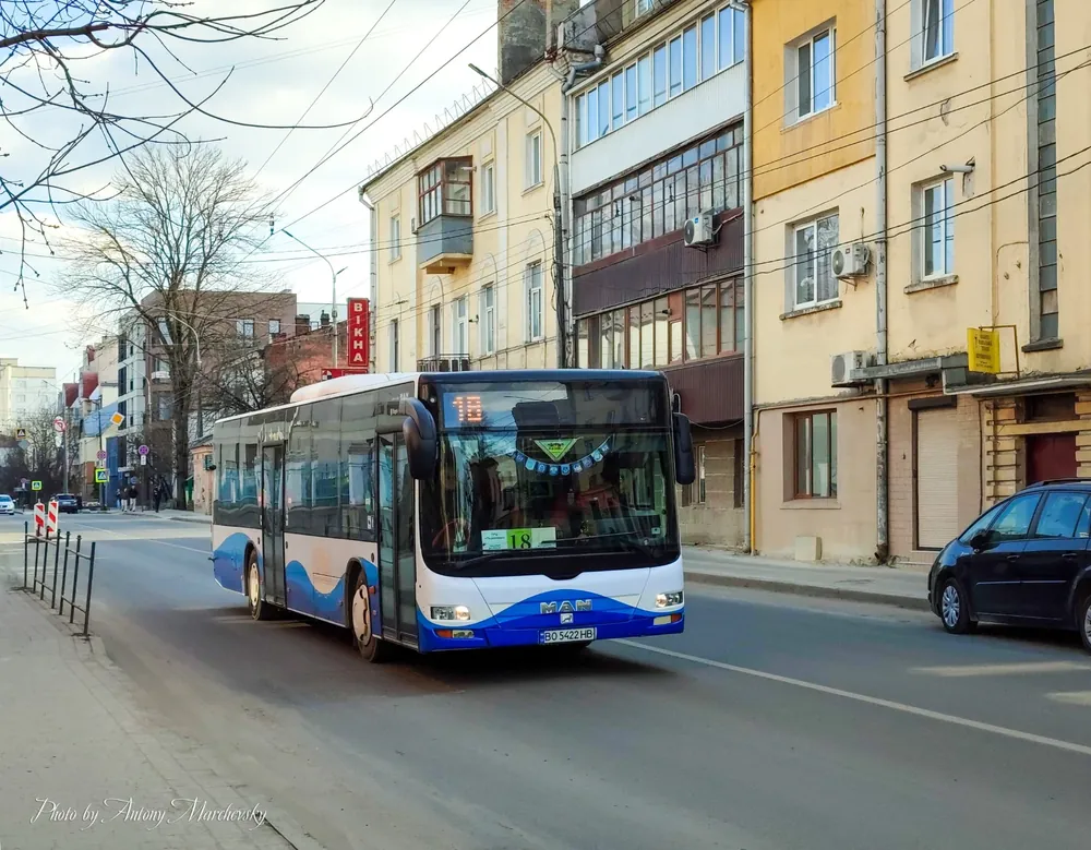 Автобус Міськавтотрансу на міській вулиці