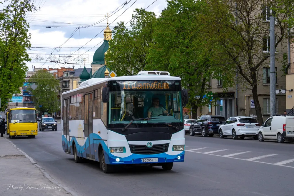 Автобус підприємства на дорозі у Тернополі
